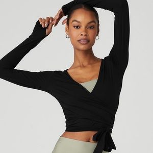 ALO YOGA Cropped Escalate Wrap Top